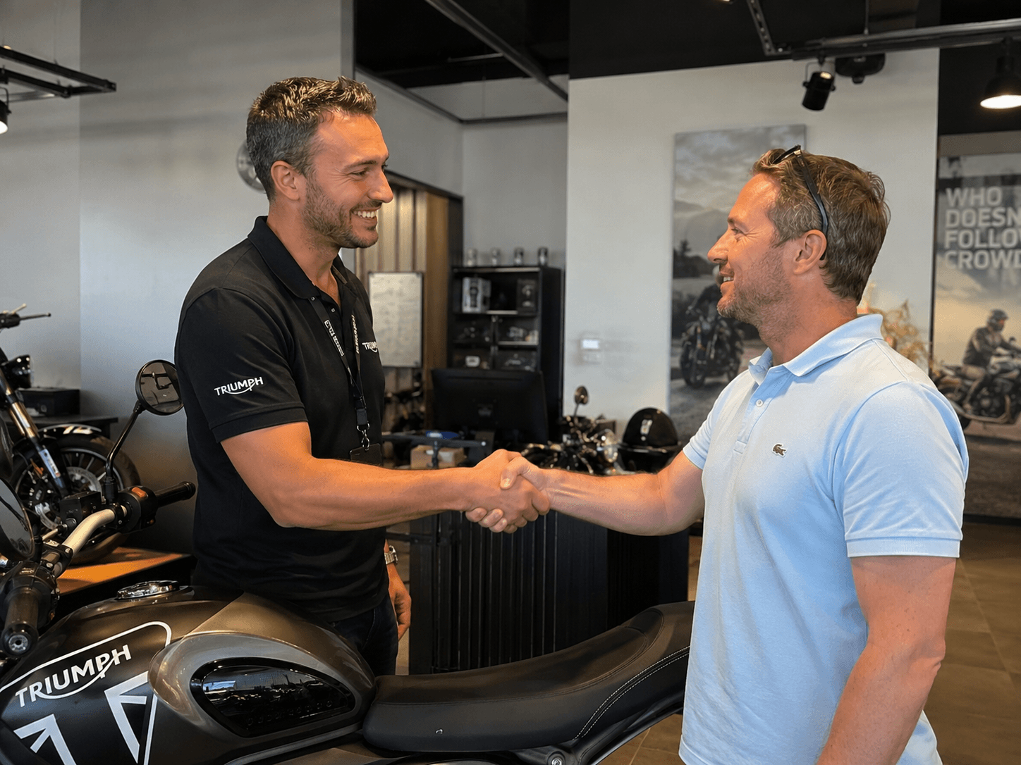 Agent commercial moto Moco concluant une vente