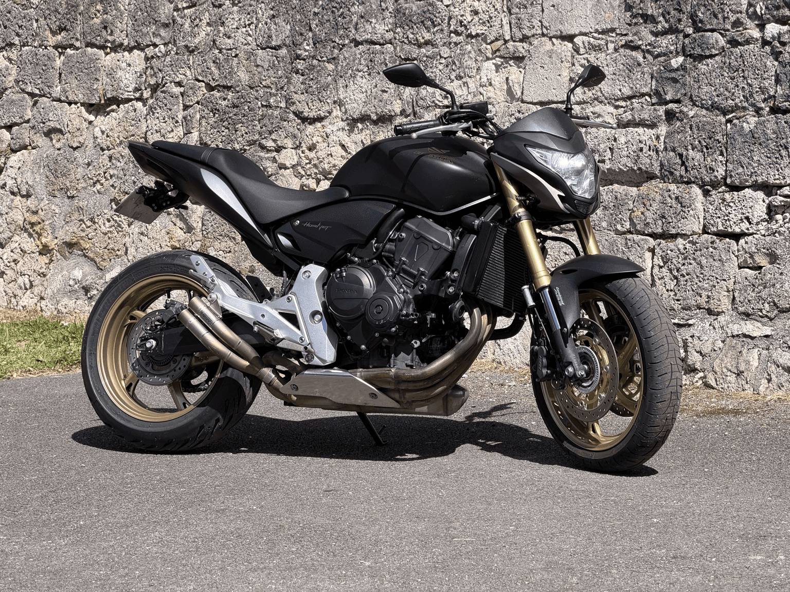 Photo brute d'une moto avant retouche IA